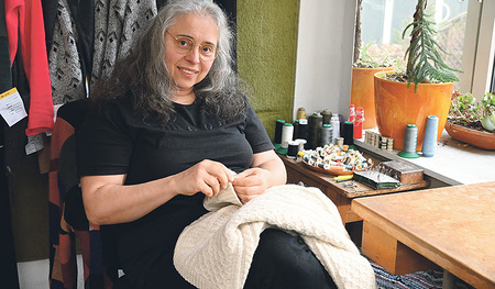 Die Kunststopferin Karina Leitner bei der Arbeit  