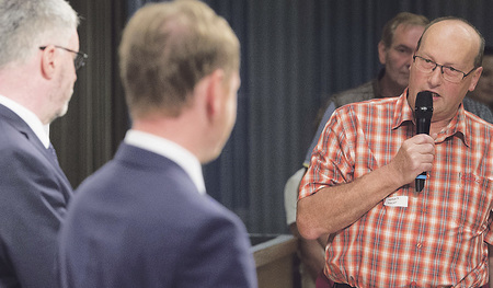 Mehr miteinander direkt reden verhindert, einmal nicht mehr miteinander reden zu können. 