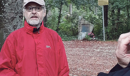 Martin Kranzl-Greinecker am Gedenkstein beim Eingang des ehemaligen KZ Gunskirchen.   