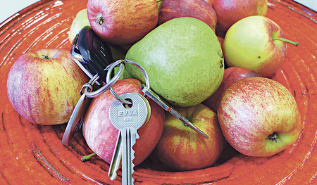 Den Schlüssel verlegt? Das kann vorkommen. Zunehmende Vergesslichkeit und Verwirrung kann jedoch ein Hinweis auf eine beginnende Demenz sein. Früherkennung hilft, die Symptome von Demenz zu behandeln.   