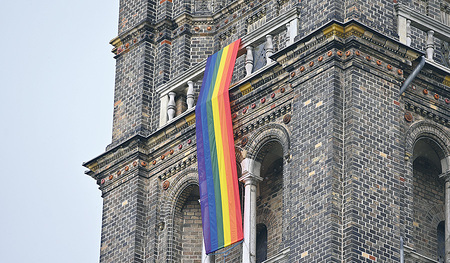 Ein klares Zeichen: Die Regenbogenfahne auf der Pfarrkirche Breitenfeld in Wien.