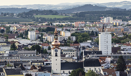 Blick auf die Stadt Wels. Das neu geschaffene Dekanat Wels soll den länd­lichen und städtischen Raum miteinander verbinden.  