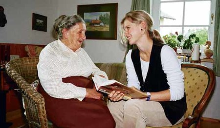 Jung und Alt im Gespraech
Menschen, Frau, Alt, Alter, Alte, Senioren, Pensionistin, Rentnerin, Gespr?ch, Vorlesen, Buch, Enkel, Verwandtschaft, Enkerl, Omi, Generation, Generationen, Generationsvertrag, Zuh?ren, Pflegen, Lachende, Freundliche, Nett,