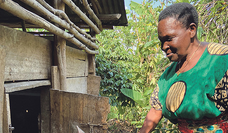 Die 72-jährige Schweinebäuerin Kate Mayora kann sich dank „Sei So Frei“ selbst versorgen.