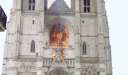 Feuer in der Kathedrale.  