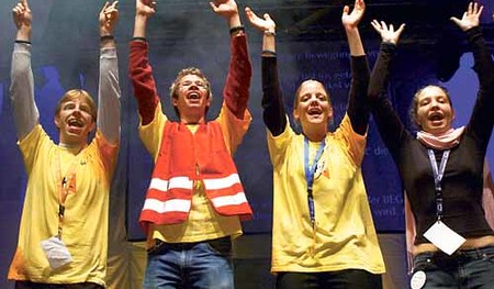 Jugendliche erheben voller Begeisterung die H?nde; jugend.kirche.wien / findfightfollow.     Wien, 9.10.2005         ? Franz Josef Rupprecht; A-7123 M?nchhof; Bank: Raiffeisenbank M?nchhof (BLZ: 33054), Konto.-Nr.: 17.608 