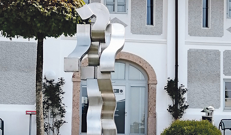  Skulptur von Erwin Reiter. Eine seiner Arbeiten ist auch im Skulpturenpark in Linz zu sehen.  fellner
