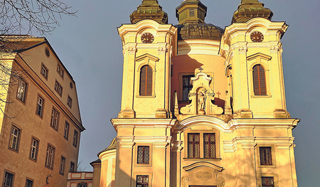 Die Pfarrkirche Christkindl und die Gnadenfigur, der sie ihre Entstehung verdankt. 