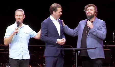 Sebastian Kurz (Mitte) beim Segensgebet.