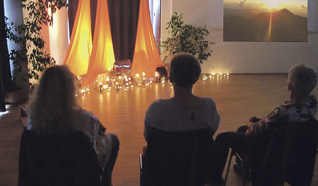 Das Dekorationsteam hat nach dem Vorbild der Kirche in Taizé im Pfarrsaal Schwertberg einen inspirierenden Rahmen für das Gebet geschaffen.