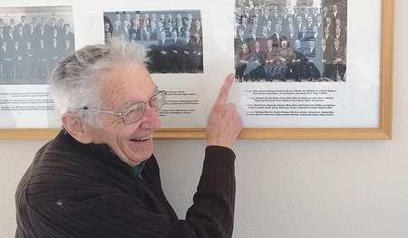 Altpfarrer Johann Fürst bei seinem Maturafoto im Petrinum.   