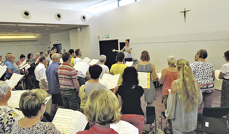 Chorsingwoche: Einmal in einer großen Gruppe singen   