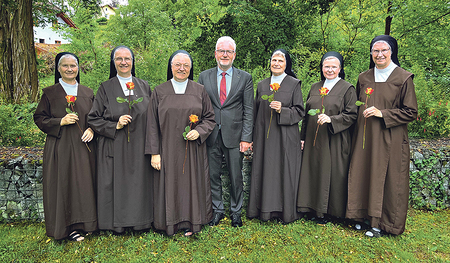 Von links nach rechts: Sr. Antonia Dulong, Generalvikarin Sr. Michaela Pfeiffer-Vogl, Generaloberin Sr. Margret Grill, Ordensvikar Dr. Adolf Trawöger, Sr. Christiane Reichl, Sr. Anna Pointinger, Sr. Lioba Langmeyer.