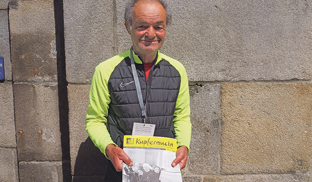 Johannes verkauft seit 15 Jahren die Kupfermuckn. Sein Stammplatz ist die Karmelitenkirche.   kiz/lila