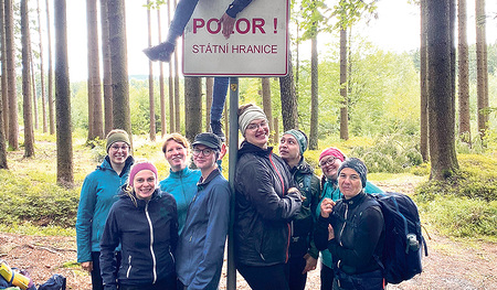 Die Pilger:innen beim Überqueren der Staatsgrenze  