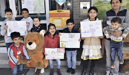 Die Flüchtlingskinder mit ihren Zeichnungen, die gemeinsam mit der Petition an Politiker verschickt werden.   