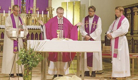 Jesuitenpatres beim Abend der Barmherzigkeit   