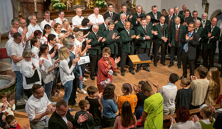 Musiker/innen des Benefizkonzerts, unter den Zuhörer/innen auch Kinder aus der Ukraine (vorne). 