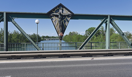 Die Ennsbrücke heute (links) und zur Zeit der Besatzung. Sie ist immer noch im Originalzustand, lediglich um zwei Geh- und Radwege erweitert.    