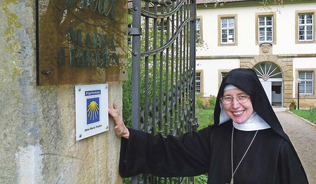 Die Äbtissin Sr. Mechthild Thürmer (63) trat 1978 in die Benediktinerinnenabtei Maria Frieden in Kirchschletten bei Bamberg in Bayern ein.   - Infos zur Abtei Maria Frieden:  www.abtei-maria-frieden.de 