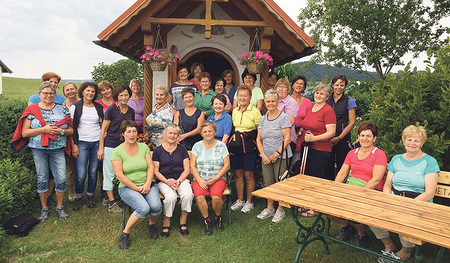 Gemeinsam unterwegs zu sein: Das ist den Frauen im Dekanat wichtig; hier ein Foto vom kfb-Wandertag in Karlsbach, Pfarre Oberkappel.   