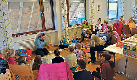 Groß und Klein hörten gespannt den Geschichten zu.   