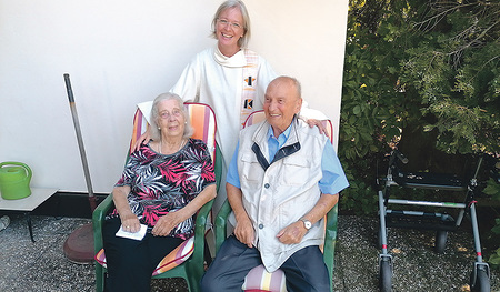 Evi und Robert Bernhart mit Barbara Hofwimmer, leitende Pfarrseelsorgerin in Vöcklabruck. 