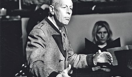 Hoch konzentriert dirigiert Heinz Janda seinen Kirchenchor. 