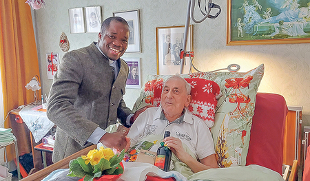 Pfarrer Leonard beim Jubilar