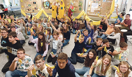 Zu Freude der Schüler/innen gab es reichlich Bananen zum Verkosten.    