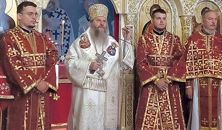 Diakonenweihe von Nemanja (links) und Djordje (3. von links) Micic durch den Bischof Andrej