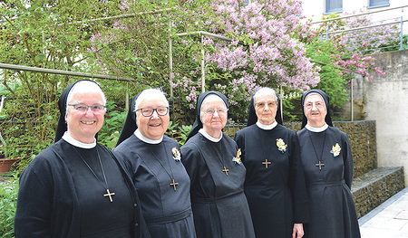 Provinzoberin Sr. Petra Car (von links) und die Jubilarinnen Sr. Illuminata Blümelhuber, Sr. Seraphia Hartl, Sr. Augustina Diwold und Sr. Florentina Lindorfer  