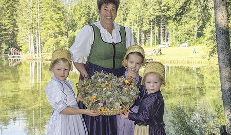 Messe und Kräuterweihe am romantischen Schieder­weiher
