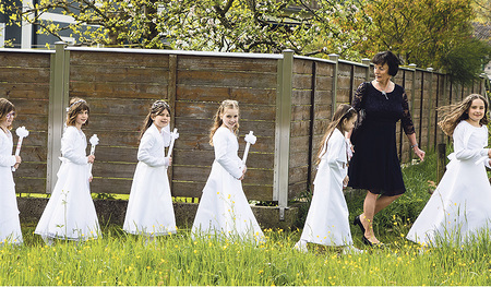 Mädchen der Volksschule Rutzenmoos auf dem Weg zur Erstkommunion in der Pfarrkirche Regau. 
