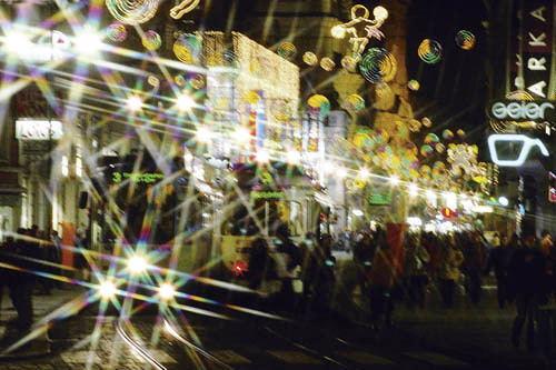 Weihnachten 2005, Weihnachtsbeleluchtung, Landstra?e, Linz, Stra?enbahn, Menschen, Einkauf, Geschenke, Weihnachtsgeschenke, Weihnachtsschmuck, Lichter, Gesch?fte, Passage Kaufhaus, Ursulinenkirche, Schienen, Pummelzug, Eile, Stress, Kirche, Taubenmar