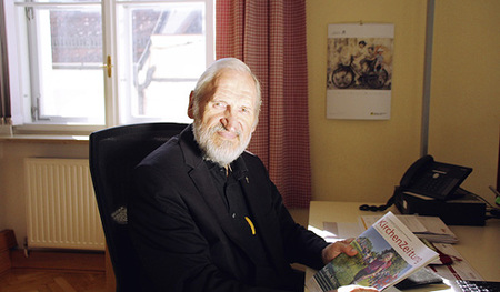 Bischofsvikar Wilhelm Vieböck ist nach seinem Onkel Franz Vieböck, Josef Wiener und Johann Bergsmann der vierte Herausgeber der 'KirchenZeitung'.