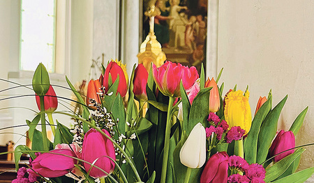 Blumenarrangement in der Kirche Linz-Hl. Familie