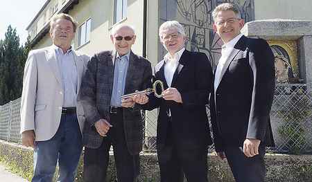 Hermann Auer (links), Vladimir Igl (2. v. links) und Arnold Koller vom Wohltätigkeitsverein St. Stefan (rechts) mit Franz Kehrer, Caritas Oberösterreich  