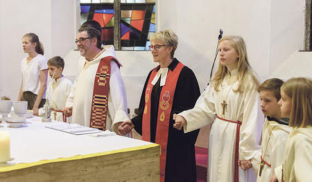 Der katholische Pfarrer P. Severin Kranabittl mit der evangelischen Pfarrerin Waltraud Mitteregger.  