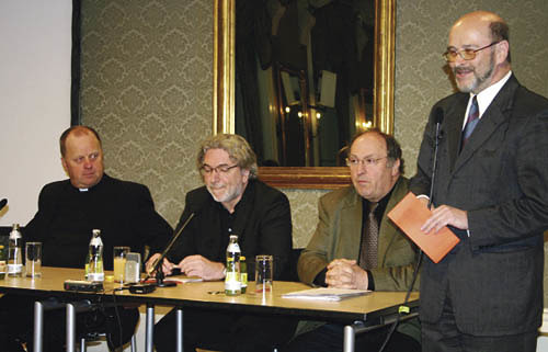 Streitforum 'Welche Priester braucht das Land? Hierarchen, Manager, Seelsorger ...', eine Veranstaltung von Forum St. Severin, O? Journalistenforum, Katholische Hochschuljugend, O?. Presseclub. Diskussion in den Redoutens?len zwischen Pfarrer Dr. Ger