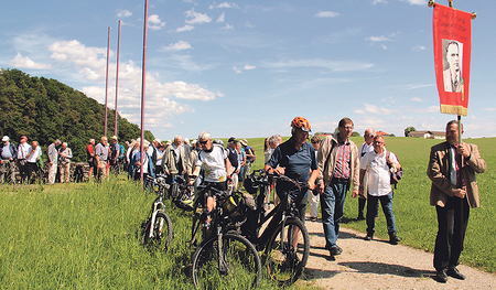 Aus verschiedenen Richtungen waren die Wallfahrer nach St. Radegund gekommen. Den Weg vom Jägerstätter-Haus zur Kirche legten sie gemeinsam zurück. Karl Toifl, Diözesanobmann, führte den Pilgerzug an.  