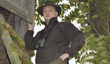 Propst Markus Grasl steigt auf seine „Kanzel“.  