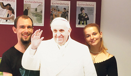Papppapst mit den beiden Studierenden beim Besuch der KiZ-Redaktion.