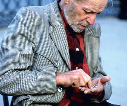 Alter Mann zaehlt seine letzten Muenzen
[(c) by BilderBox.com; Erwin Wodicka, A-4062 Breitbrunn. Tel.: 0043 676 5103 678. Veroeffentlichung nur nach unseren AGBs: www.bilderbox.com/agb.html. Bild honorarpflichtig! Konto DEU: Spk.Passau, BLZ 74050000