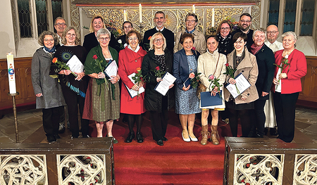 Die neuen ehrenamtlichen Altenheim- und Spitalsseelsorger:innen mit den Diözesanverantwortlichen   