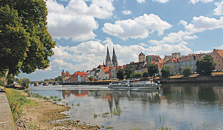 Die Altstadt von Regensburg liegt direkt an der Donau, über welche die Steinerne Brücke (links) führt.