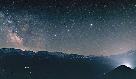 Der helle Stern in der rechten Bildhälfte ist der Planet Jupiter.  