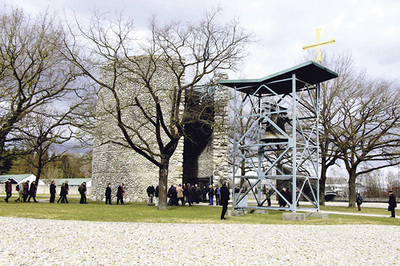 Vor der Trost-Christi-Kapelle in der Gedenkstätte Dachau. Vom Turm aus ruft täglich um 14.50 Uhr die Glocke zum Gedenken.  