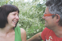 Feedback geben. Wenn Worte ankommen und Menschen aufeinander eingehen, entsteht  Beziehung, Gemeinschaft, Einheit. Ohne Gespräch verkümmert der Mensch. Gott spricht sein ewiges Wort in unsere Zeit hinein, in mein Leben. Auch sein Wort wartet auf Antw