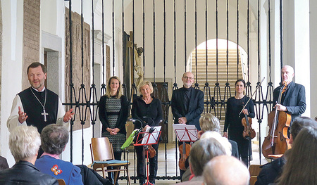 Abt Reinhold Dessl im Kreuzgang des Stifts